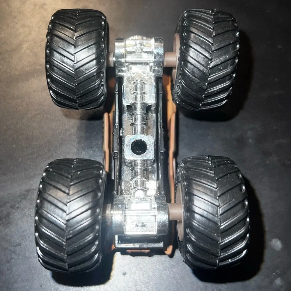 Monster Mutt Hot Wheels Monster Jam Monster Truck 1:64 Scale